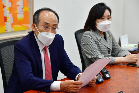 추경호(왼쪽) 국민의힘 원내수석부대표가 7일 국회에서 언론중재법 관련 8인 협의체의 국민의힘 추천 명단을 발표하고 있다. 국회사진기자단=연합뉴스